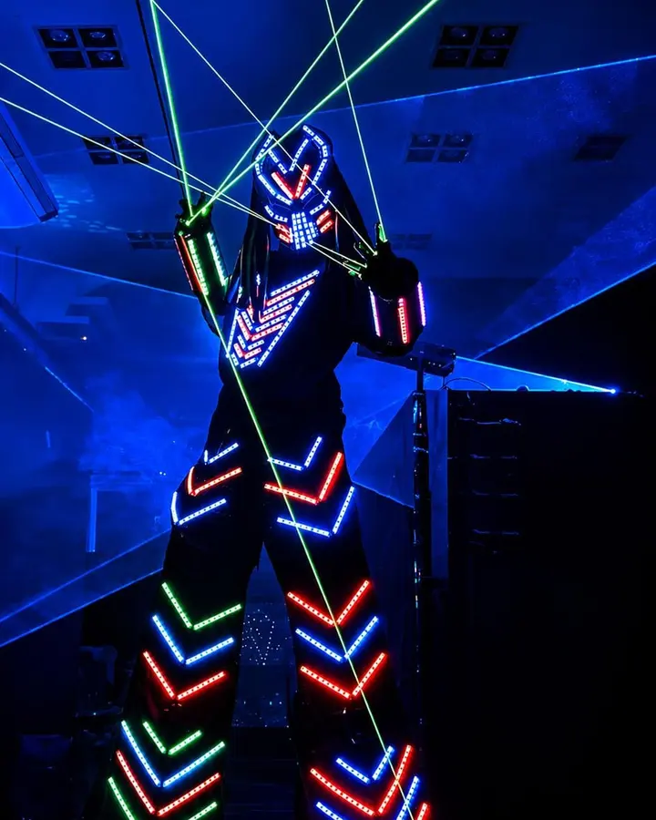 Robot Depredador LED entre láseres verdes