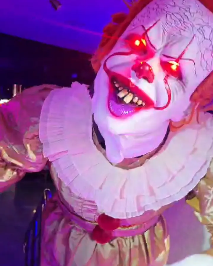 Payaso de terror con ojos de luz roja