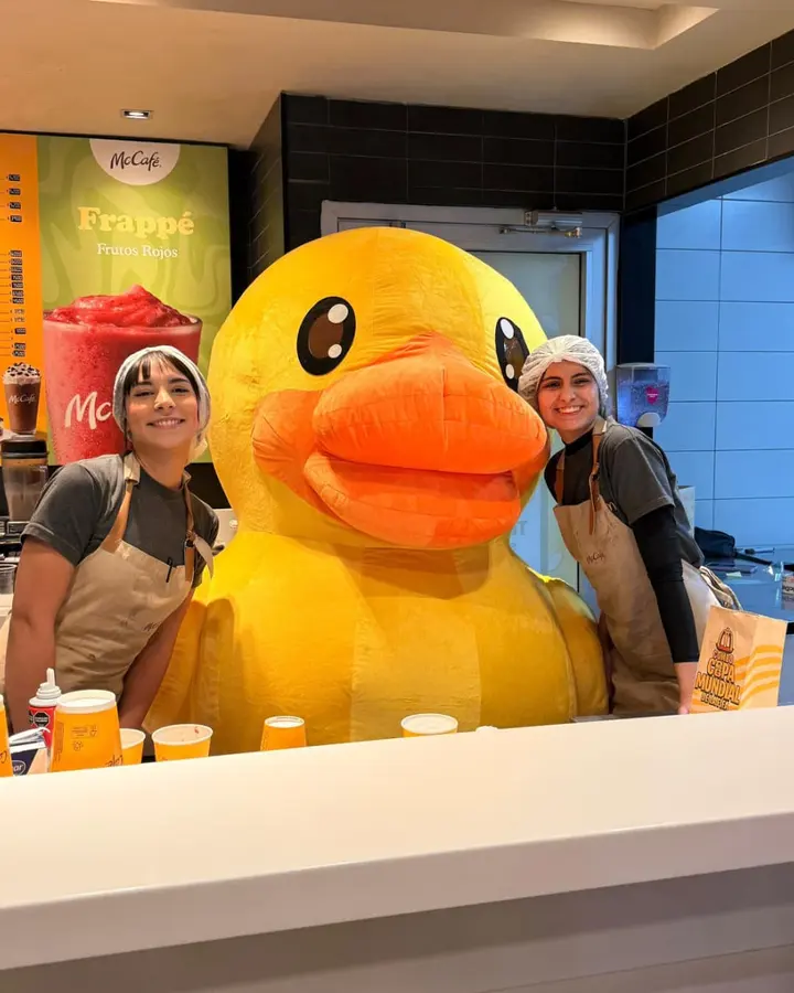 Pato amarillo gigante con el equipo de McCafé