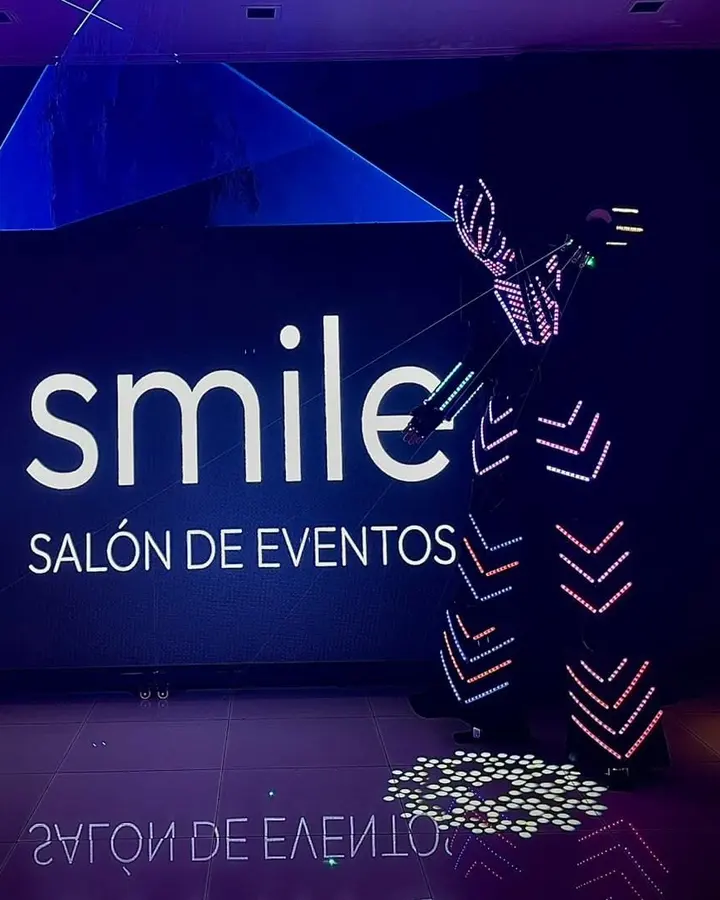 Robot Depredador LED en el salón Smile